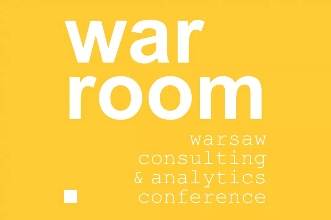 Logo WARroom – Warsaw Consulting & Analytics Conference na żółtym tle